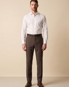 Pantalón Classic Fit Austin Reed PS00092B - Cafe Oscuro - Modelo cuerpo completo