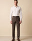 Pantalón Classic Fit Austin Reed PS00092B - Cafe Oscuro - Modelo cuerpo completo