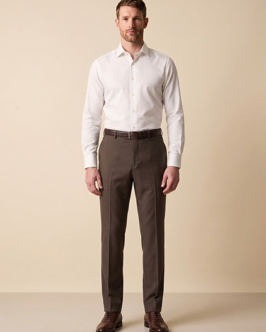 Pantalón Classic Fit Austin Reed PS00092B - Cafe Oscuro - Modelo cuerpo completo