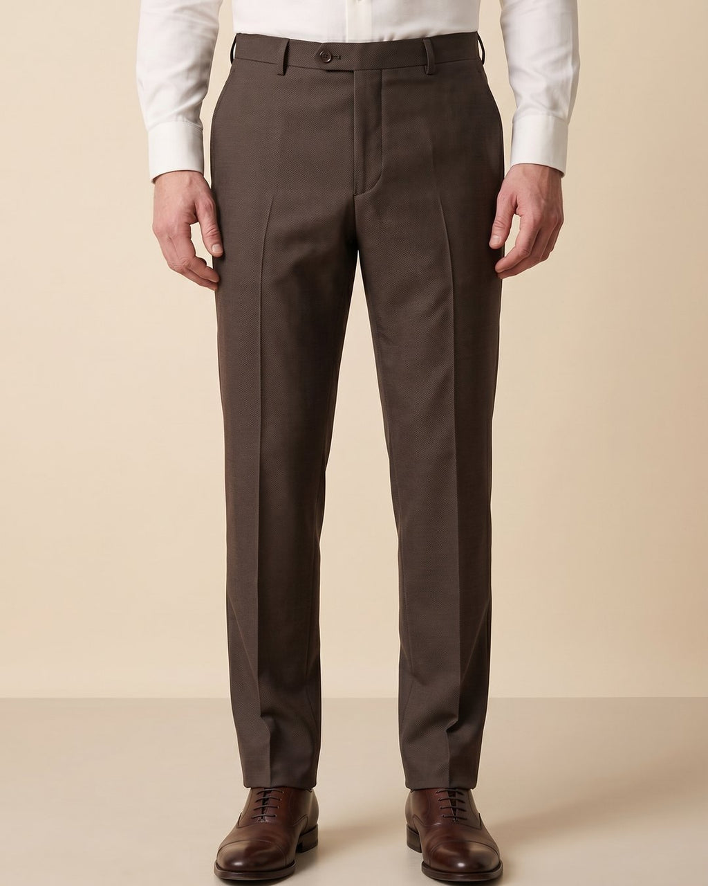 Pantalón Classic Fit Austin Reed PS00092B - Cafe Oscuro - Modelo cintura a tobillos