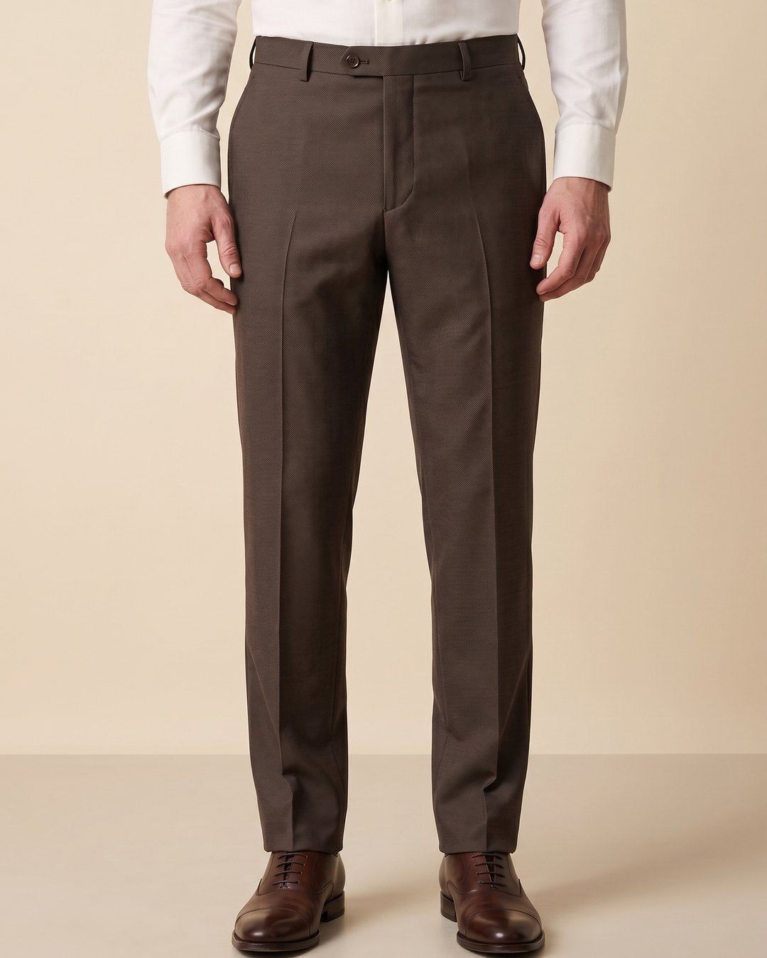 Pantalón Classic Fit Austin Reed PS00092B - Cafe Oscuro - Modelo cintura a tobillos