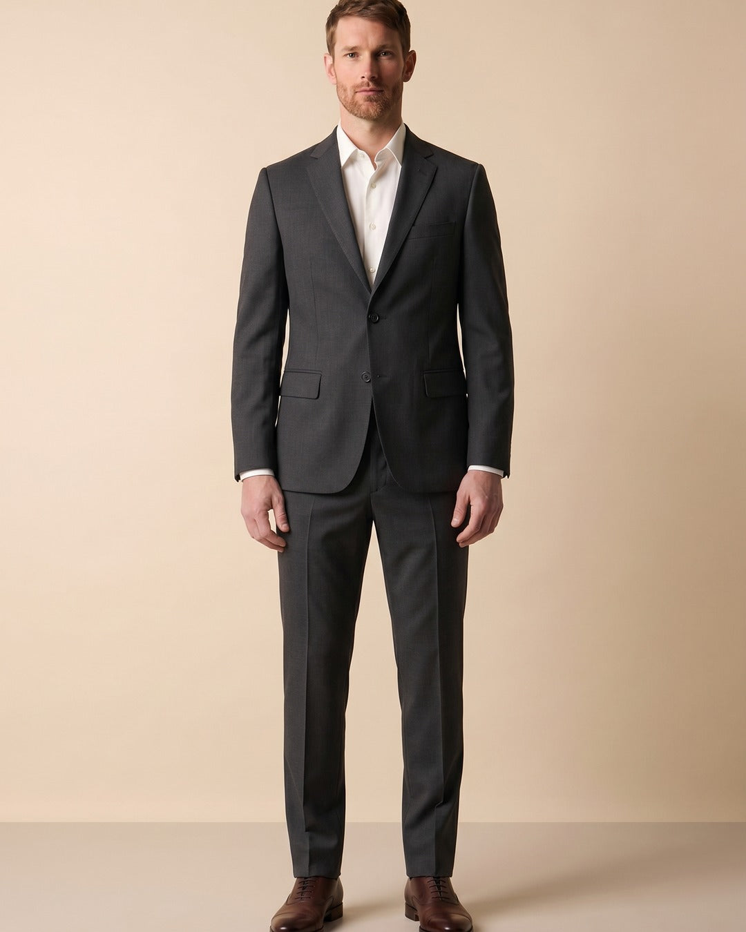 Vestido Classic Fit Guy Laroche VE00001 - gris-4 - Modelo cuerpo completo Imagen principal del producto