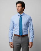 Camisa formal en color azul medio CC01068 - (único) - Modelo frente medio