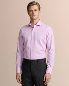 Camisa Formal Pinpoint Cuello Spread Classic Fit Wrinkle Resistant Brooks Brothers CC01074 - Lila - Modelo plano americano lookbook
