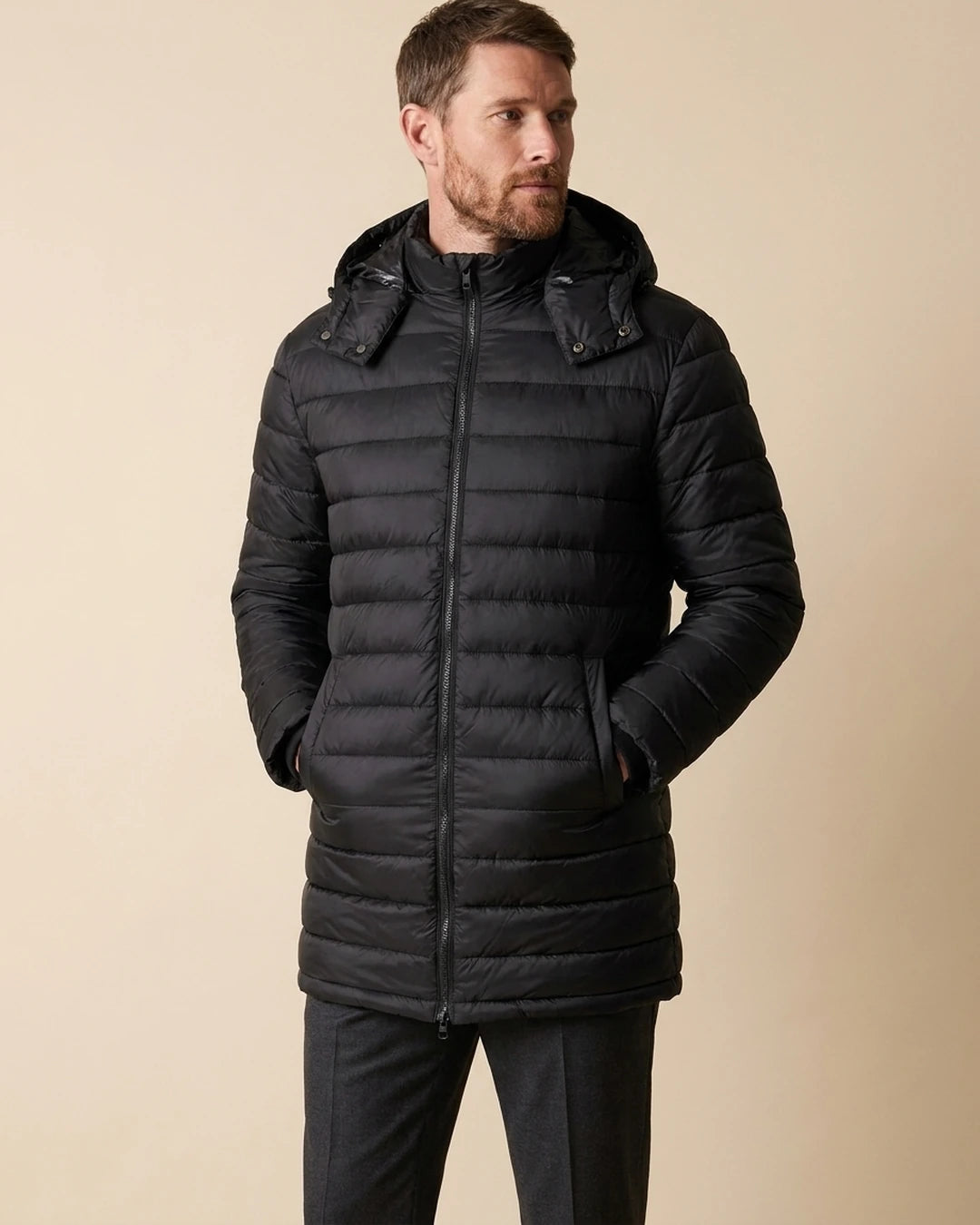 Chaqueta Austin Reed Puffer CH00109 - Negro - Modelo frente medio