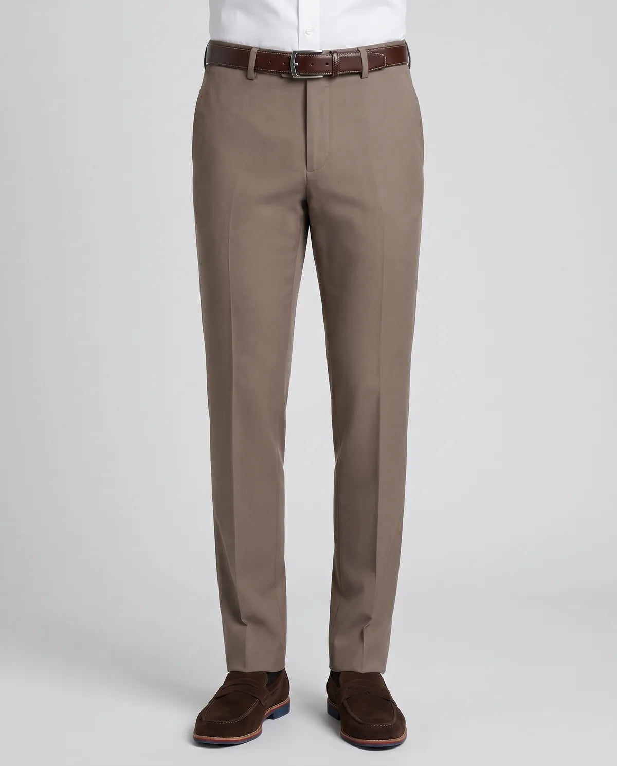 Pantalón Classic Fit Guy Laroche PF00004B - Habano - Modelo frente medio Imagen principal del producto