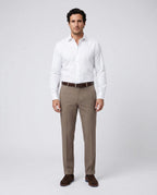 Pantalón Classic Fit Guy Laroche PF00004B - Habano - Modelo cuerpo completo