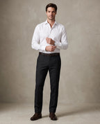 Pantalón Classic Fit Austin Reed PF00190C - Negro - Modelo cuerpo completo