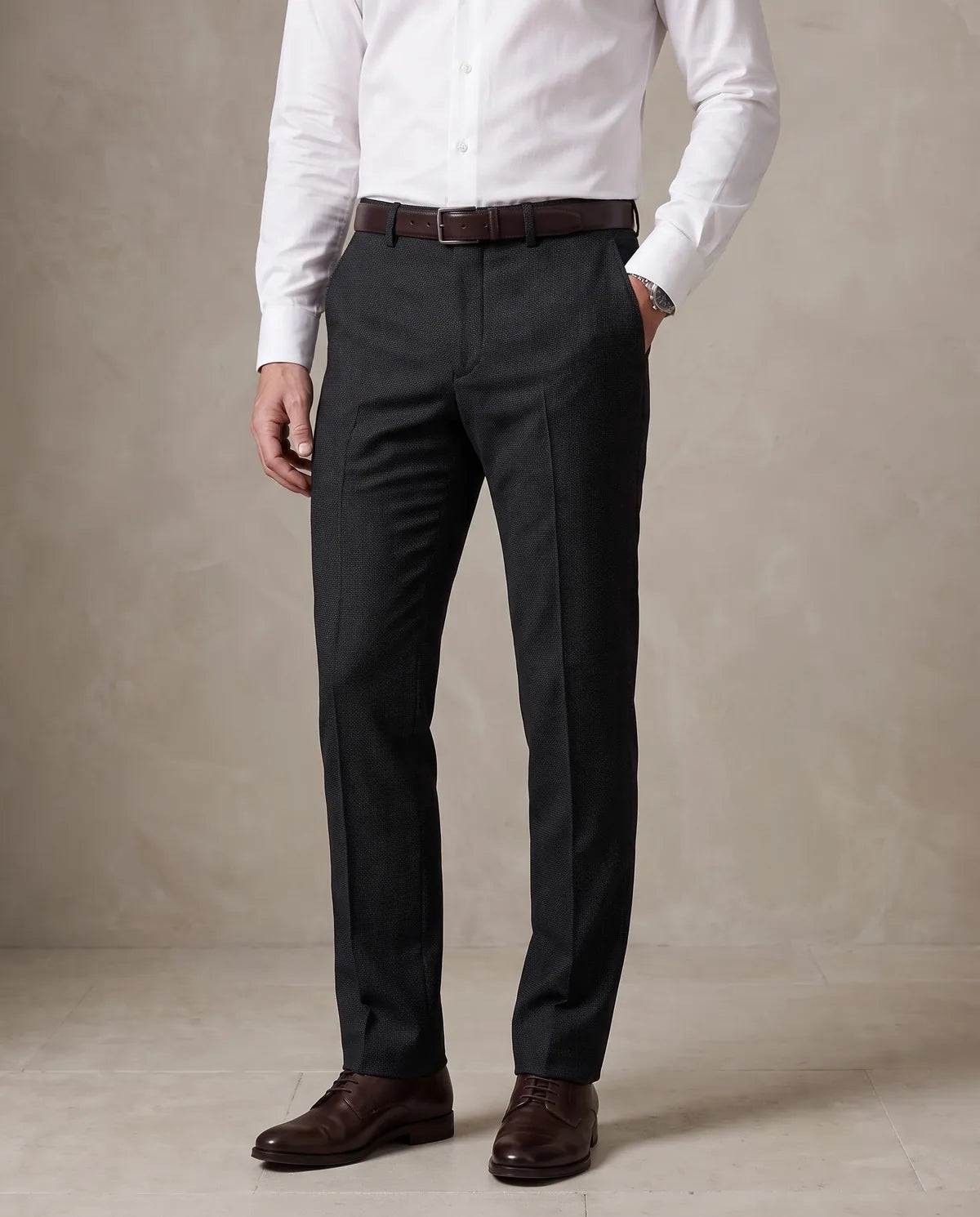 Pantalón Classic Fit Austin Reed PF00190C - Negro - Modelo frente medio