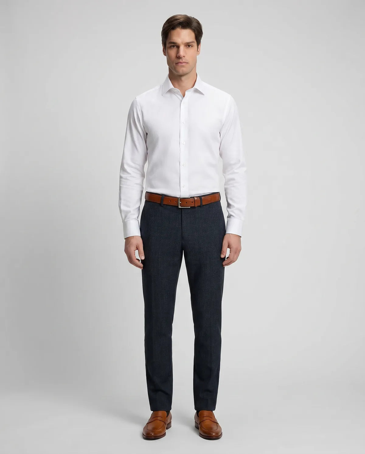 Pantalón Classic Fit Austin Reed PF00190C - Negro - Modelo cuerpo completo Imagen principal del producto