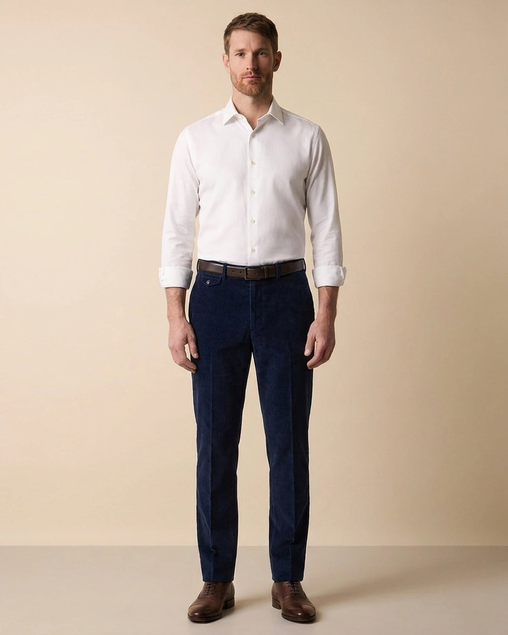 Pantalon Classic Fit Austin Reed PS00048A - Azul Oscuro - Modelo cuerpo completo
