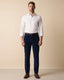 Pantalon Classic Fit Austin Reed PS00048A - Azul Oscuro - Modelo cuerpo completo