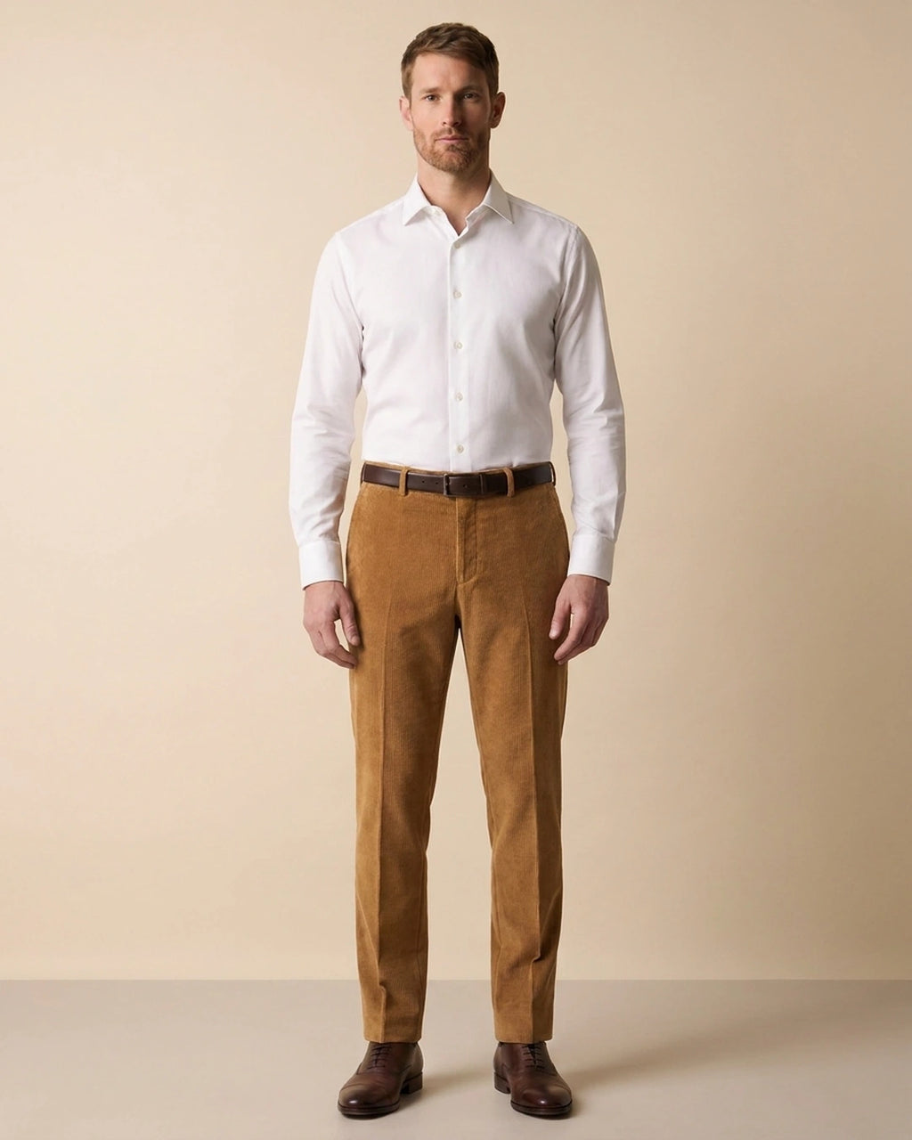 Pantalon Classic Fit Austin Reed PS00048A - Camel - Modelo cuerpo completo