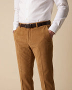 Pantalon Classic Fit Austin Reed PS00048A - Camel - Modelo frente medio