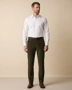 Pantalon Classic Fit Austin Reed PS00048A - Verde Oscuro - Modelo cuerpo completo