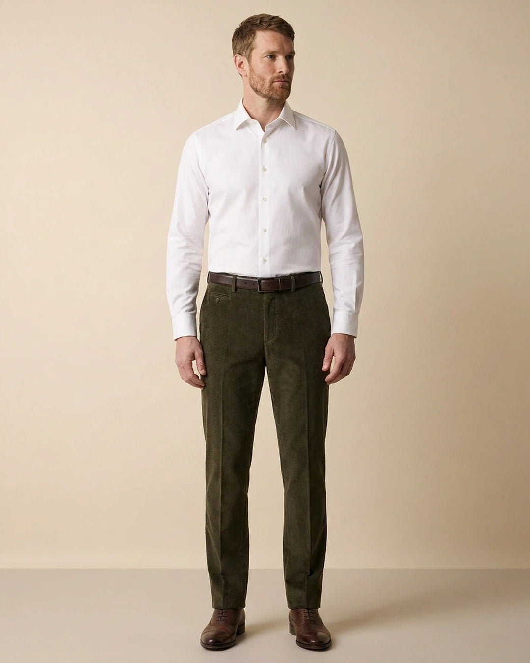 Pantalon Classic Fit Austin Reed PS00048A - Verde Oscuro - Modelo cuerpo completo
