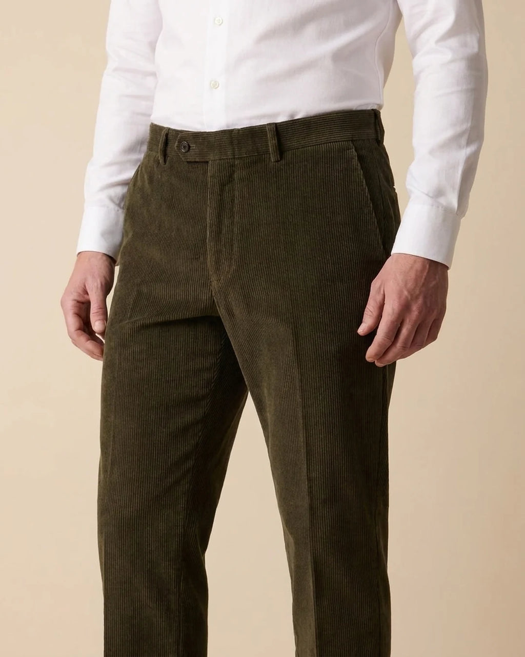 Pantalon Classic Fit Austin Reed PS00048A - Verde Oscuro - Modelo frente medio