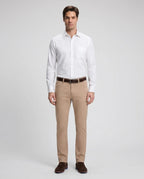 Pantalón Classic Fit Perry Ellis PS00147 - Camel - Modelo cuerpo completo