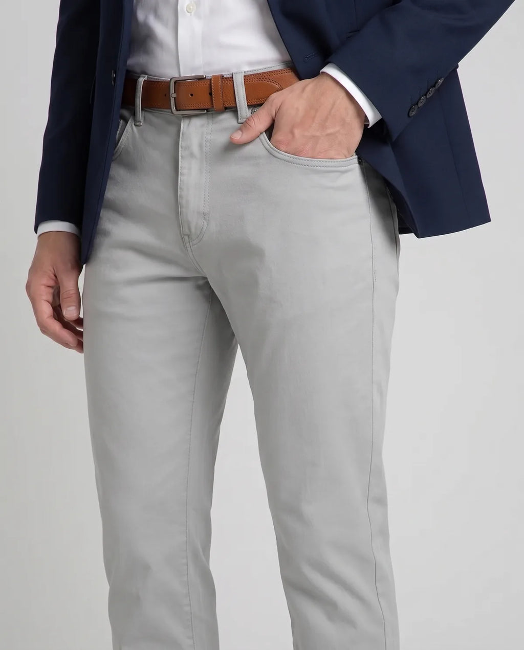 Pantalón Classic Fit Perry Ellis PS00147 - Gris Claro - Modelo detalle cintura