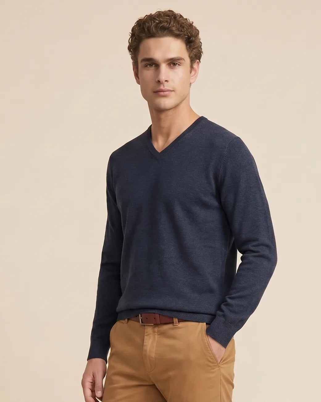 Sweater Guy Laroche V Neck SW00070 - Azul Oscuro - Modelo plano cercano Imagen principal del producto