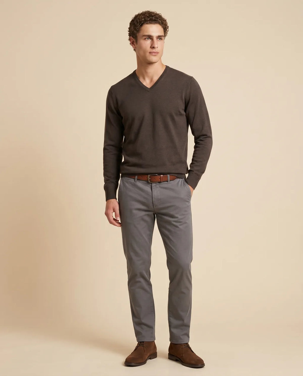 Sweater Guy Laroche V Neck SW00070 - Marron - Modelo cuerpo completo