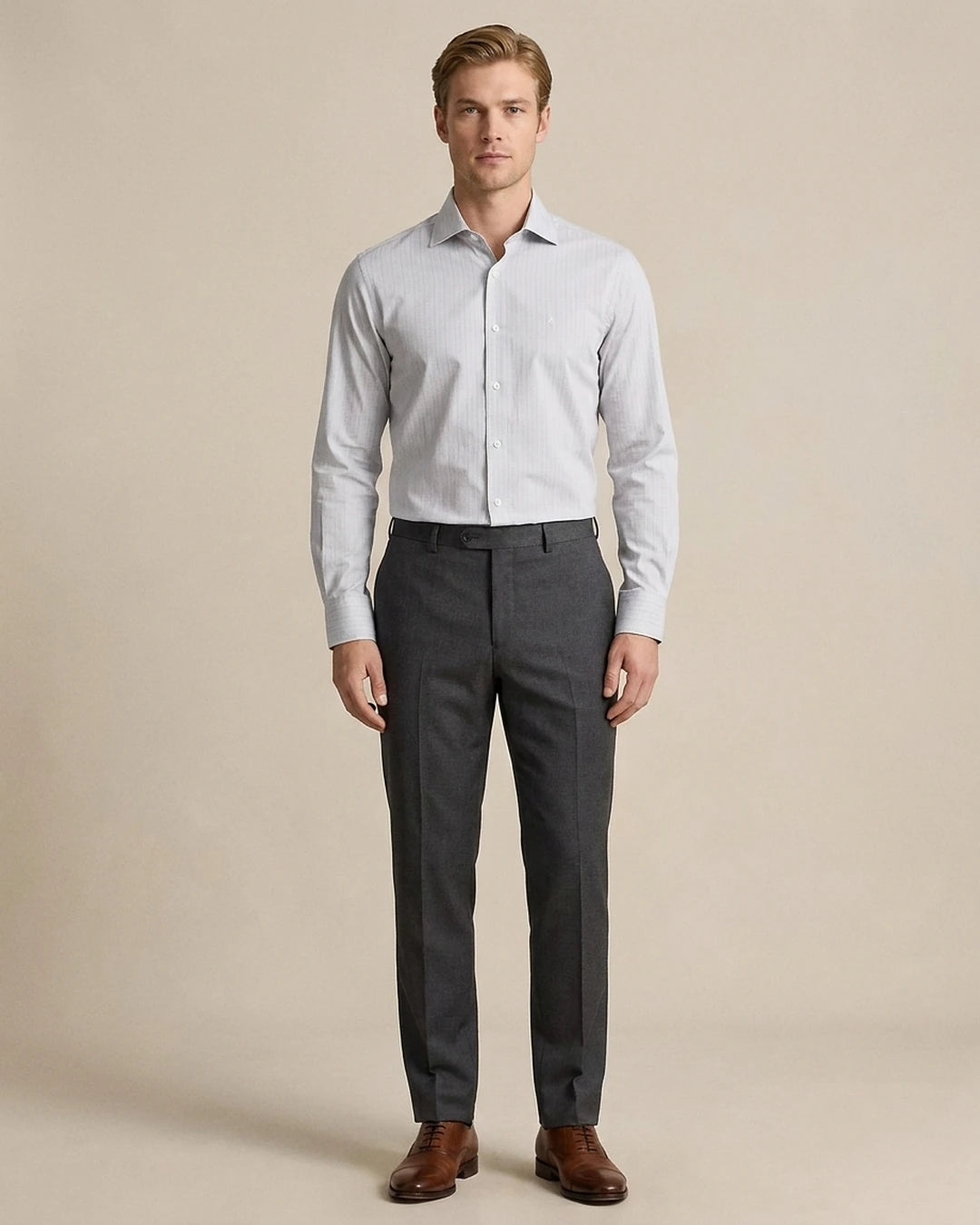 Camisa Formal Classic Fit Austin Reed CC00911 - Gris Claro - Modelo cuerpo completo