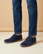 Zapato Casual Derby Austin Reed ZA00101 - Azul Oscuro - Modelo lifestyle on-foot