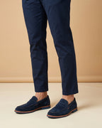 Zapato Loafer Casual Austin Reed ZA00102 - Azul Oscuro - Modelo lifestyle on-foot