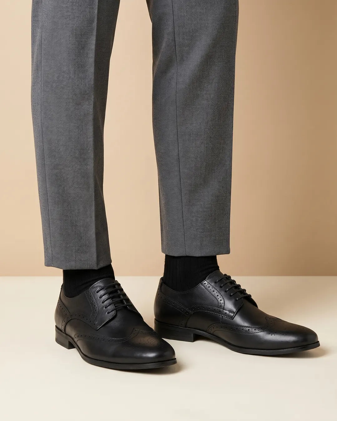 Zapato Formal Oxford Austin Reed Negro ZA00104 - Negro - Modelo lifestyle on-foot