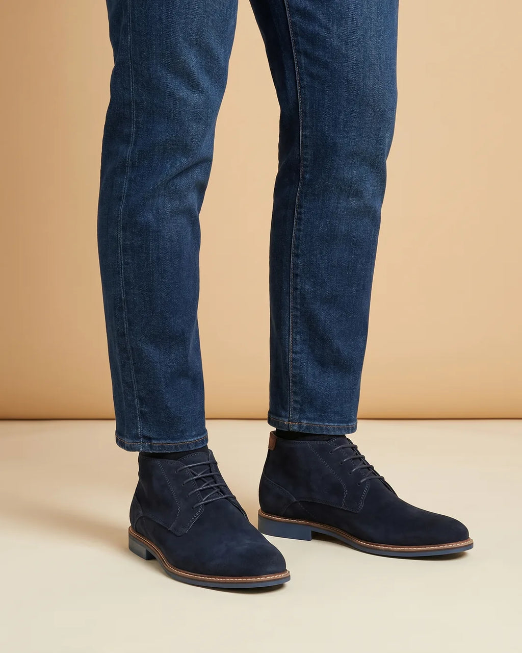 Botas Chukka Casual Austin Reed ZA00111 - Azul Oscuro - Modelo lifestyle on-foot