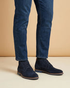 Botas Chukka Casual Austin Reed ZA00111 - Azul Oscuro - Modelo lifestyle on-foot