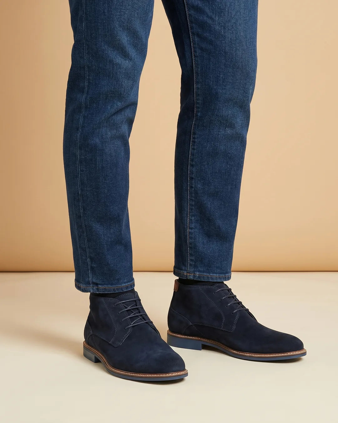 Botas Chukka Casual Austin Reed ZA00111 - Azul Oscuro - Modelo lifestyle on-foot